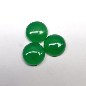 Cabochon rotondo di onice verde: gemma calibrata (5 mm-10 mm)