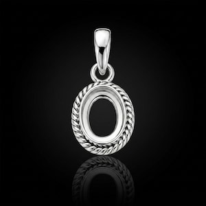 Handgjort ovalt hänge i sterlingsilver med tvinnad tråd, infattning: 4 x 6 mm till 15 x 20 mm bezel