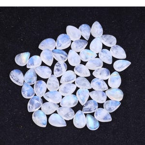 Pietra di luna arcobaleno naturale a forma di goccia cabochon a forma di pera calibrata con retro piatto Pietre preziose all'ingrosso di qualità AAA+, tutte le misure disponibili