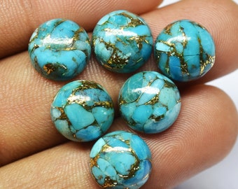Può includere: Sei cabochon rotondi in turchese con macchie dorate. I cabochon hanno un diametro di circa 10 mm e una superficie liscia e lucida.