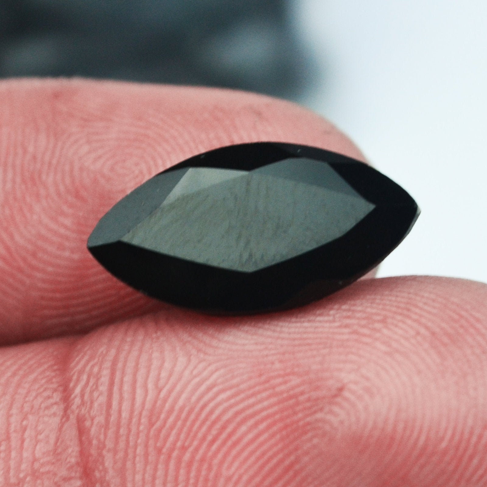 ファセットカットのブラックオニキス宝石：マーキスカット、天然ルース 