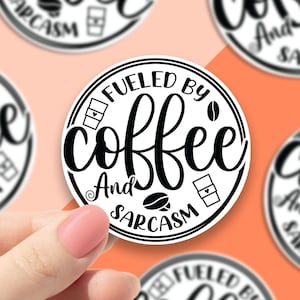 Autocollant en vinyle alimenté par le café et le sarcasme, autocollant pour ordinateur portable, autocollants pour café, cadeaux pour amateurs de café, cadeau sarcastique, cadeau drôle