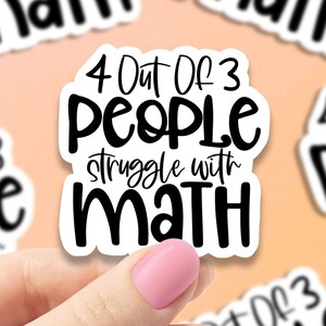 4 personnes sur 3 ont du mal avec l'autocollant en vinyle de mathématiques, cadeau pour professeur de mathématiques, autocollants pour ordinateur portable, autocollants tendance, cadeaux pour maman, citations motivantes