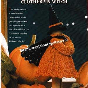 Può includere: Una bambola di strega all'uncinetto con un cappello e un mantello neri, che indossa un vestito color zucca. La bambola è in piedi su una base di legno ed è circondata da zucche. Il testo "Eerie-sistible" e "ClothesPin Witch" è visibile nell'immagine.