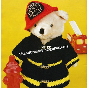 Puede incluir: Patrón de crochet para un oso bombero. El patrón incluye instrucciones para hacer una chaqueta de bombero negra y amarilla, un gorro rojo con una insignia negra y plateada, y un oso de peluche blanco.