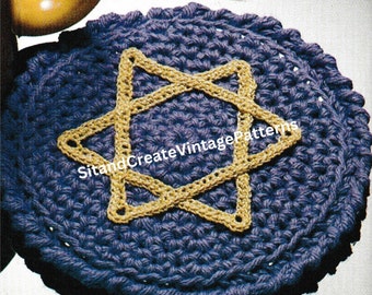 Könnte beinhalten: Ein handgefertigter, marineblauer Häkeluntersetzer mit einem goldfarbenen Davidstern in der Mitte. Der Untersetzer hat einen gewellten Rand. Der Text "Star of David Coaster" steht oben.