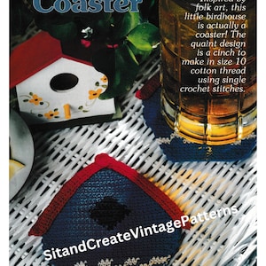 Pode incluir: Um descanso de copo de casa de pássaro de crochê em azul, vermelho e branco. O descanso de copo está sobre uma superfície de vime branco. O texto "SitandCreateVintagePatterns" é visível na imagem.