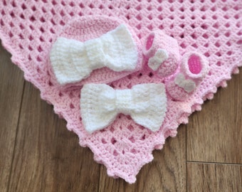 Conjunto de canastilla para niña de crochet