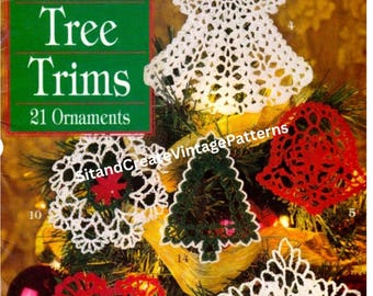 Puede incluir: Una portada de libro vintage titulada "Thread Tree Trims" con 21 patrones de adornos. La imagen muestra varios adornos navideños hechos a mano con ganchillo en blanco, rojo y verde, incluyendo un ángel, copos de nieve, un corazón y un árbol de Navidad.