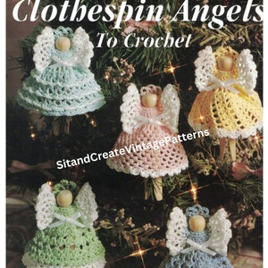 Puede incluir: Seis adornos de ángel tejidos a crochet en varios colores, incluyendo azul, verde, rosa y amarillo, colgados de un árbol de Navidad. Los ángeles están hechos con hilo blanco y tienen alas blancas y un lazo blanco. Los adornos están etiquetados como "Christmas Clothespin Angels To Crochet".