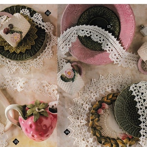 Op de afbeelding: Witte gehaakte kantdoilies en trim in verschillende maten en patronen. De kant wordt getoond op een tafel met decoratieve borden en kopjes.