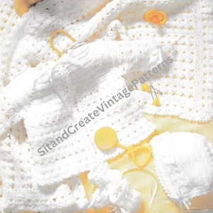 Puede incluir: Un conjunto de ropa de bebé de ganchillo blanco, que incluye una chaqueta, un gorro y botines. El conjunto está colocado sobre un fondo amarillo.