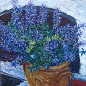 Op de afbeelding: Een ingelijst schilderij van een boeket paarse bloemen in een bruine pot. De bloemen zijn in een vaas gerangschikt en staan tegen een witte achtergrond.