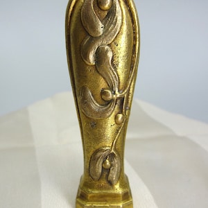 Antiguo francés Ernst Sanglan sello de cera de bronce dorado Firmado Muérdago decoración en relieve L.H. iniciales Art Nouveau diseñador coleccionable Francia