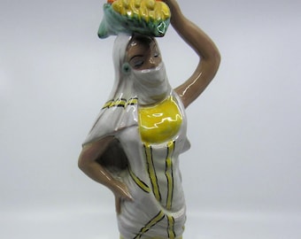 Statuetta vintage in ceramica smaltata di metà secolo, raffigurante una donna che porta frutta sulla testa, italiana, anni '60. Statuetta decorativa in ceramica, scultura in stile esotico.