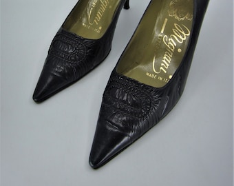 A pair of exquisite vintage Italian Mignani black leather pumps with pointed toe 1950s? Narrow model Size 5.5 (?) Made in Italy 1700s style