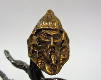 bague bronze vintage tête de guerrier mongol Timur / Tamerlan ? Anneau de déclaration unique des années 1970 ou avant de style ethnique asiatique Cadeau de bijoux historiques