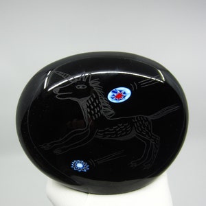 RARA scultura in vetro nero Boda svedese vintage / fermacarte Designer Ulrica Hydman Vallien Unicorn Millefiori stars 1980 Made in Sweden