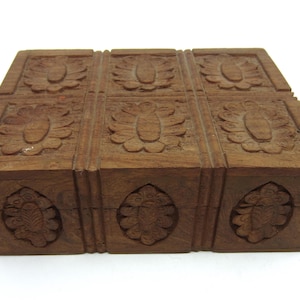 Caja de madera vintage con tapa abatible Decoraciones florales talladas a mano Cofre exótico para cartas, postales o joyas Talla de madera de estilo étnico