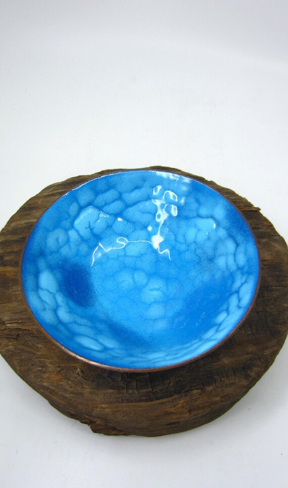 ヴィンテージの小さなターコイズブルーのエナメル銅製ボウル。LEO