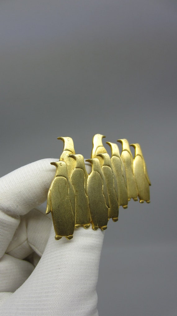 Vintage large gold tone metal brooch Group of Pen… - image 6