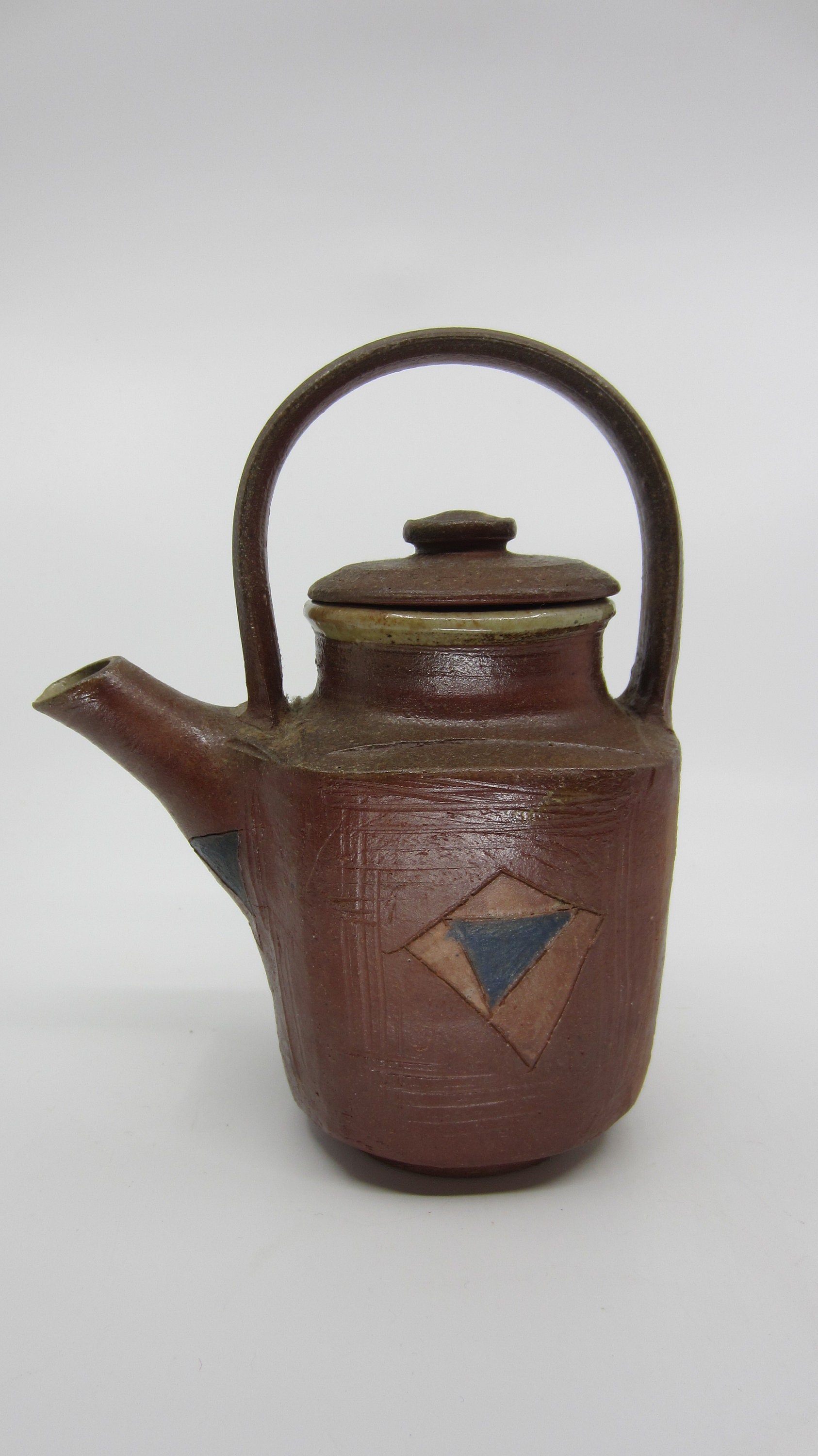 Ensemble de laitier: sucrier, théière et tasse en céramique fait