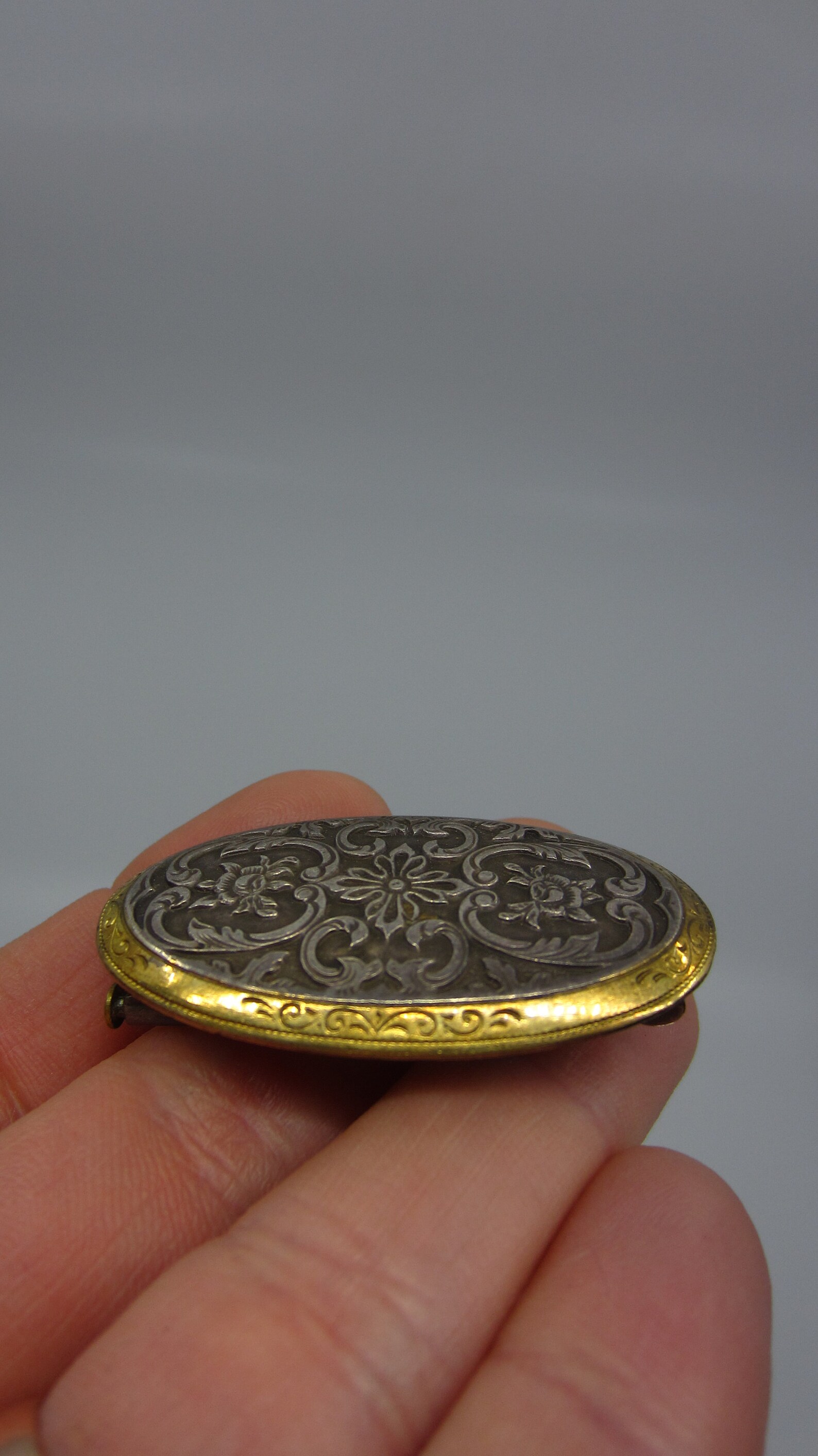 Broche Vintage Fantaisie En Métal - Accessoire Rétro Original Pour Femme