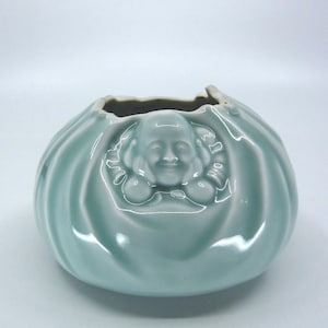 Rzadki, zabytkowy japoński wazon porcelanowy Fukagawa Koransha w stylu celadonowym Hotei/Budai z workiem i wachlarzem. Wykwintny azjatycki prezent. Wyprodukowano w Japonii.