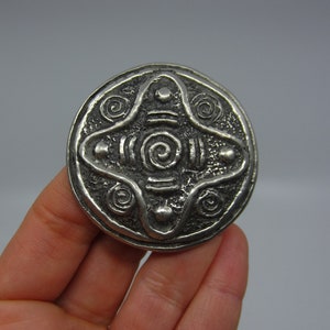 Vintage Schwedische / Norweger Runde Zinn Brosche mit Relief Dekor Traditionelles skandinavisches Metall Kunsthandwerk Nordischer Stil Schmuck Schweden / Norwegen