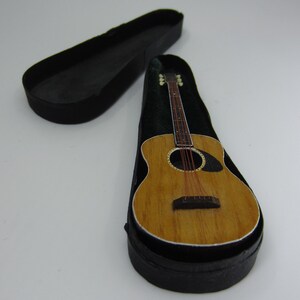 Vintage spilla in legno chitarra acustica che viene fornito con una custodia gioielli novità in miniatura strumento musicale regalo divertente per musicista
