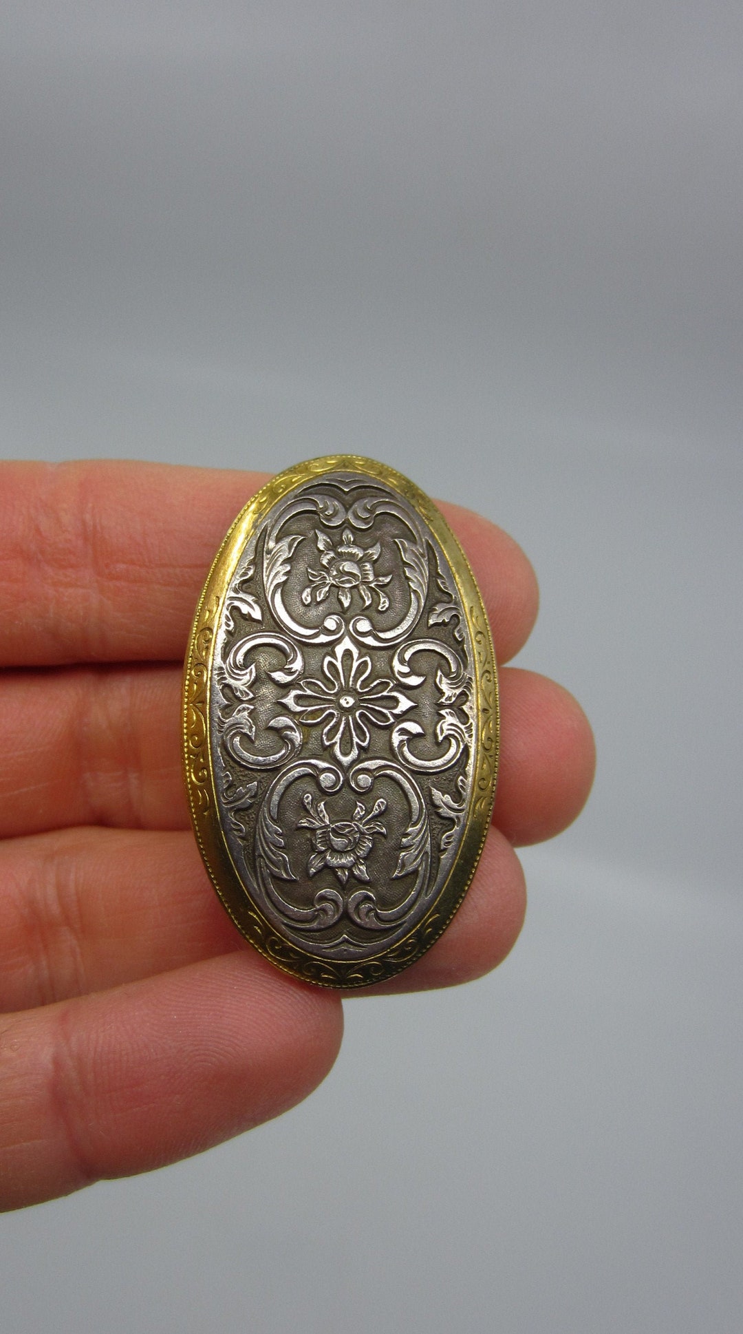 Broche Ovale Vintage Rhodiée Avec Strass Ronds Et Baguettes Vert émeraude - Occasion