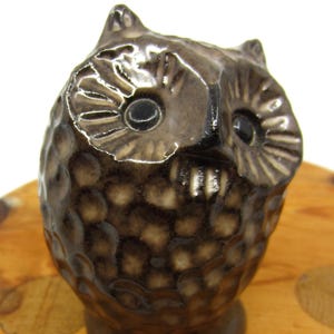Niedliche Vintage schwedische kleine glasierte Keramik Eulenskulptur Designer Bengt Wall Keramik Trosa 1960er Jahre skandinavische Keramikfigur Made in Sweden