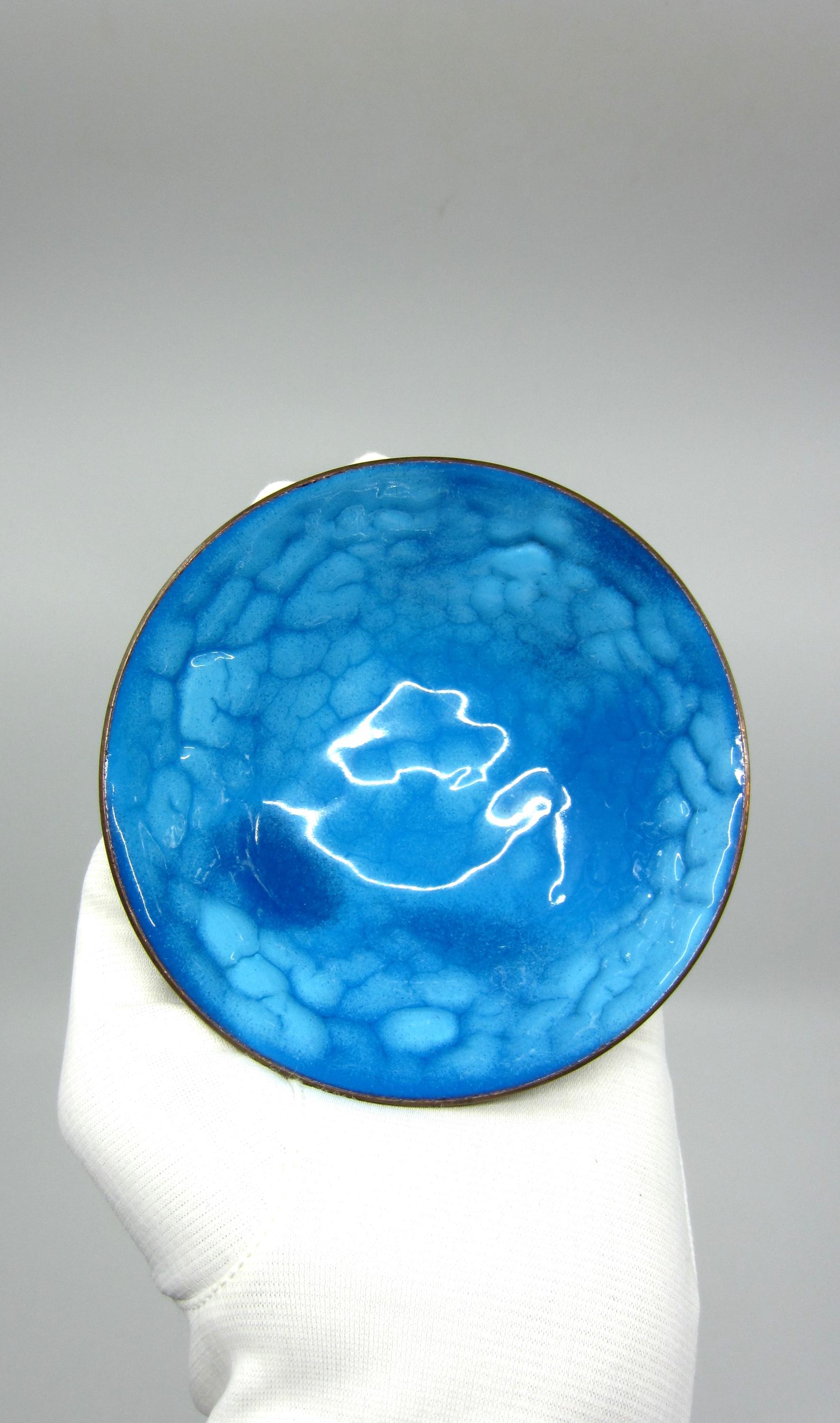 ヴィンテージの小さなターコイズブルーのエナメル銅製ボウル。LEO