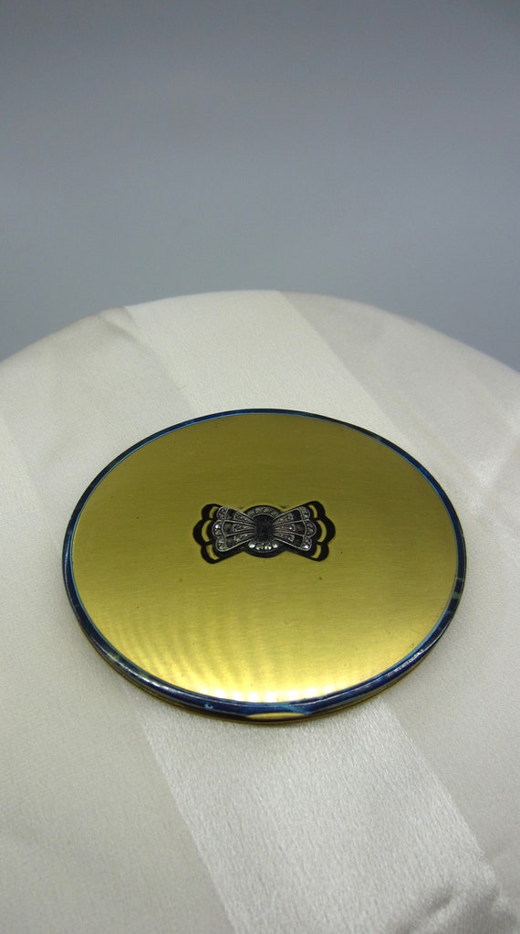 Vintage oval gold tone metal powder compact Art D… - image 1