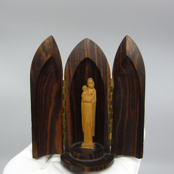 Vintage Holzminiatur Madonna und Kind in einer kugelförmigen Kapelle Markiert auf der Unterseite Reiseschrein Geschnitzte katholische Figur christliches Geschenk