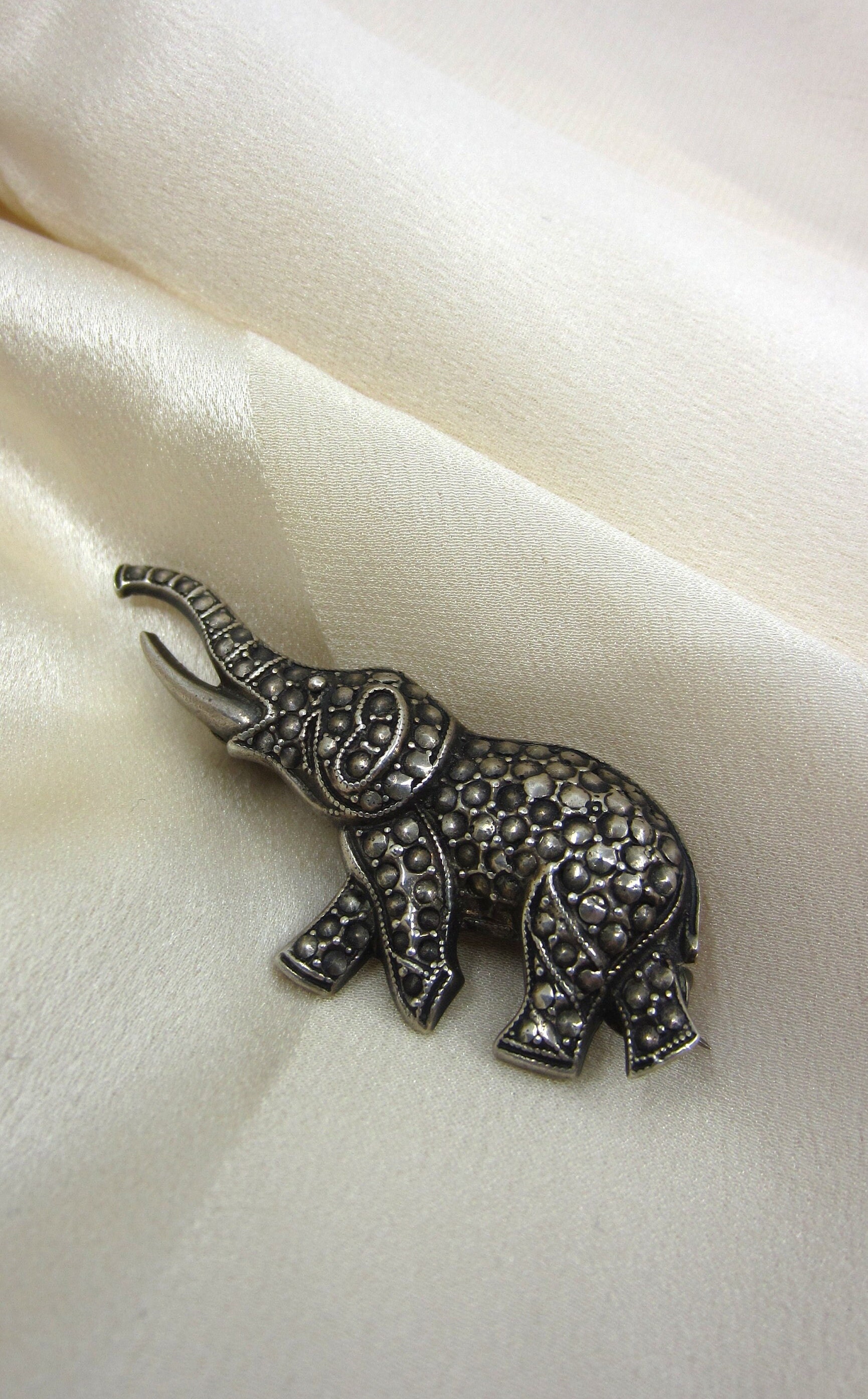 Belle Broche Ancienne En Argent Massif, éléphant Orné De Marcassites - Pièce Vintage