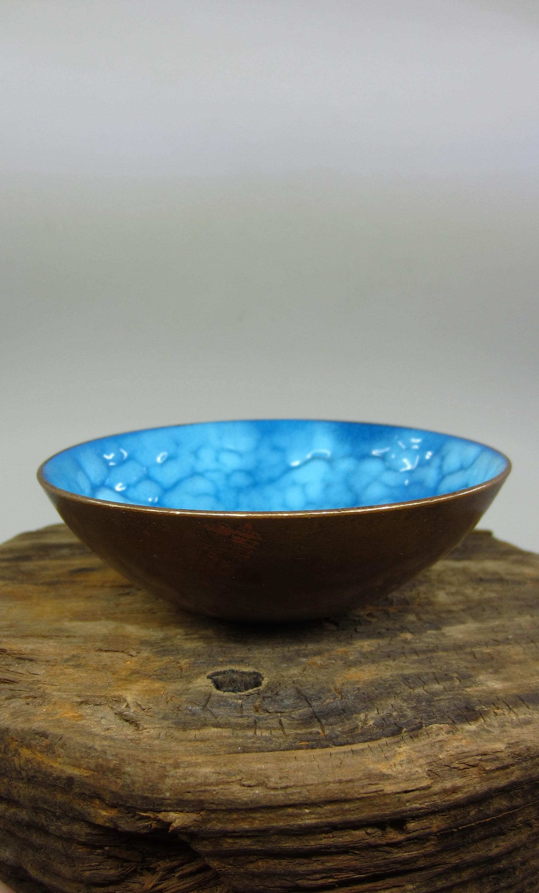 ヴィンテージの小さなターコイズブルーのエナメル銅製ボウル。LEO