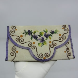 Vintage o antiguo sobre en forma de lana bordada y estuche de seda / estuche de costura Violetas cosidas Decoraciones de cordón Estilo victoriano / eduardiano