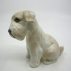 Rara figura antigua de porcelana AMPHORA de un terrier, checoslovaca. Estatuilla coleccionable de perro. Adorable figura Art Déco. Hecha en Checoslovaquia.