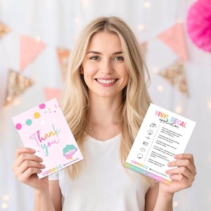 Może przedstawiać: Osoba trzyma dwie różowe karty. Jedna karta mówi "Thank you" z kolorowymi akcentami. Druga karta mówi "Vinyl decal application" z instrukcjami. Karty mają tęczowy gradient na dole. Różowe i złote dekoracje w tle.