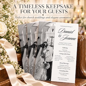 Könnte beinhalten: Ein Hochzeitsprogramm mit einem schwarz-weißen Foto eines Paares vor einem Altar. Der Text lautet: A TIMELESS KEEPSAKE FOR YOUR GUESTS, Celebrating the Marriage of Daniel & Joanne, Saturday, October 10, 2026, sowie der Ablauf der Zeremonie.