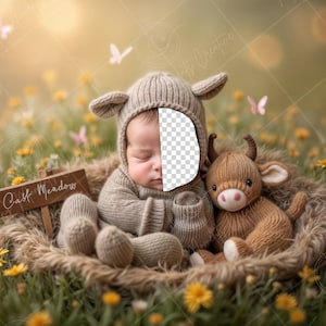 Może przedstawiać: Noworodek w dzianym czapce i brązowym dzianym ubranku śpi w gnieździe z imitacji futra. Dziecko trzyma brązową dzianą zabawkę krowę. Drewniany znak z tekstem "Calf Meadows" znajduje się na pierwszym planie.