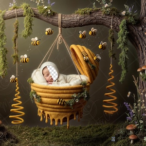 Puede incluir: Una escena de fotografía de recién nacido caprichosa con un bebé en una cuna amarilla en forma de panal suspendida de una rama de árbol. La escena está decorada con abejas, setas y flores, creando un ambiente de ensueño inspirado en la naturaleza.