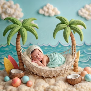 Könnte beinhalten: Ein Neugeborenes schläft in einer Hängematte aus Seil und Holz, umgeben von Palmen, Kokosnüssen und einem Surfbrett. Der Hintergrund ist eine blaue und weiße Ozeanszene.