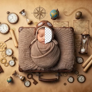 Pode incluir: Um recém-nascido com um chapéu de aviador castanho e envolto em um cobertor castanho, descansando em uma mala vintage. A imagem é cercada por relógios antigos, chaves, engrenagens, bússolas, globos e ampulhetas, criando um tema de viagem vintage.