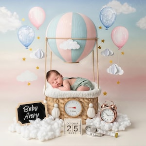 Könnte beinhalten: Ein neugeborenes Baby schläft in einem Weidenkorb, der an einem pastellfarbenen Heißluftballon hängt. Die Szene umfasst dekorative Ballons, Wolken, Sterne, eine Tafel mit "Baby Avery" und eine Vintage-Uhr.