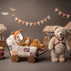 Op de afbeelding: Een baby in een berenkostuum slaapt in een houten wagen met een patchworkquilt. Een grote teddybeer met een leren harnas trekt de wagen. De scène speelt zich af in een studio met marktkraampjes en boeken.