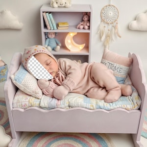 Puede incluir: Un bebé dormido, vestido con un conjunto y gorro rosa, descansa sobre una pequeña cama lila claro con una colcha y almohadas estampadas. La escena está decorada con adornos de pared en forma de nube, una pequeña estantería y un atrapasueños, creando un ambiente de guardería.