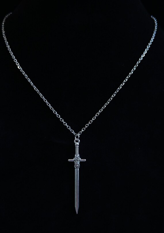 装飾的な3D剣ダガーシルバーメタルチャームネックレスペンダント