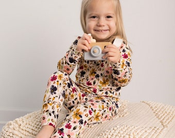 Pijama de dos piezas para niños pequeños con estampado floral de bambú y acuarela